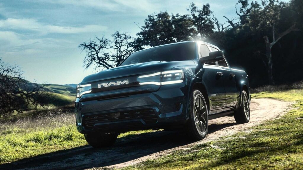 Производство Ram 1500 REV и Ramcharger отложено до 2025 года 1 2024 ram 1500 rev exterior front three quarter view driving.jpg