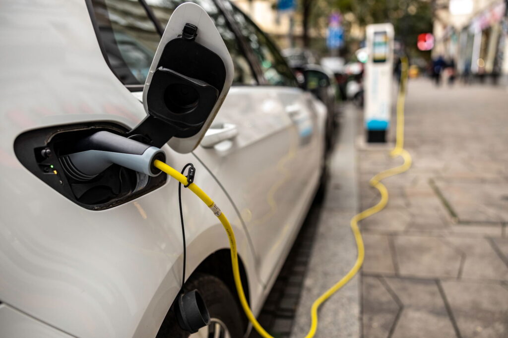 elektroauto-ladestation-shutterstock_2055755282.jpg