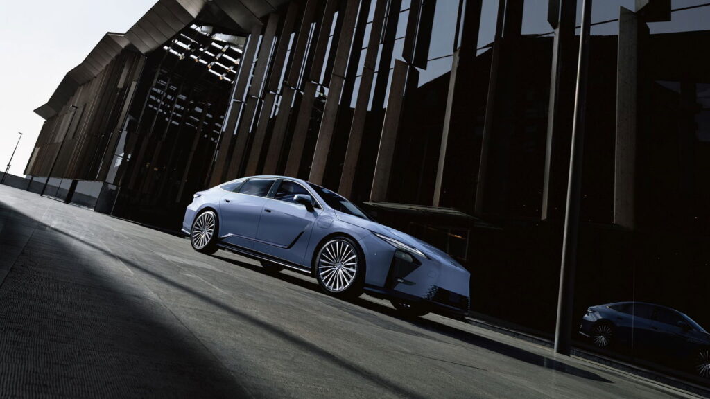 Lexus es Begen в Европе как электрический седан в Европе 1 89966-20250416lexus410d-exterior916x9small.jpg