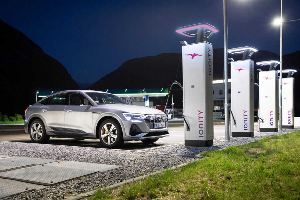 Больше электромобилей в городах через станции быстрого зарядки 1 charging_audi_07_etron_coupe.jpg
