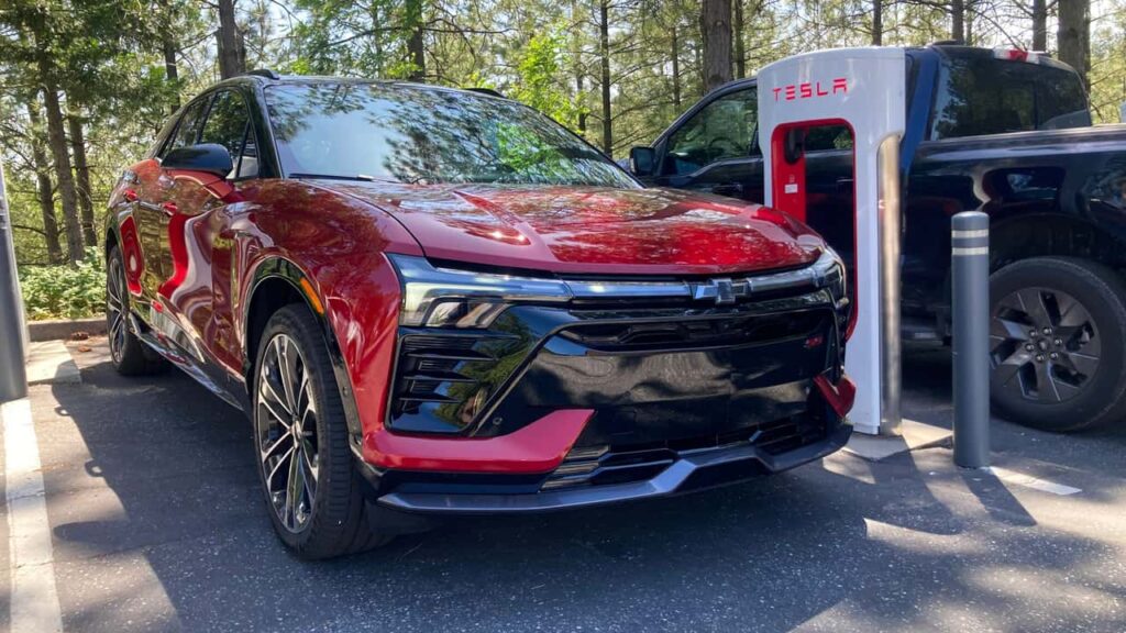 Нагнетатель Tesla спас мне задницу в Chevy Blazer EV 1 2025-chevrolet-blazer-ev-at-a-tesla-supercharger.jpg