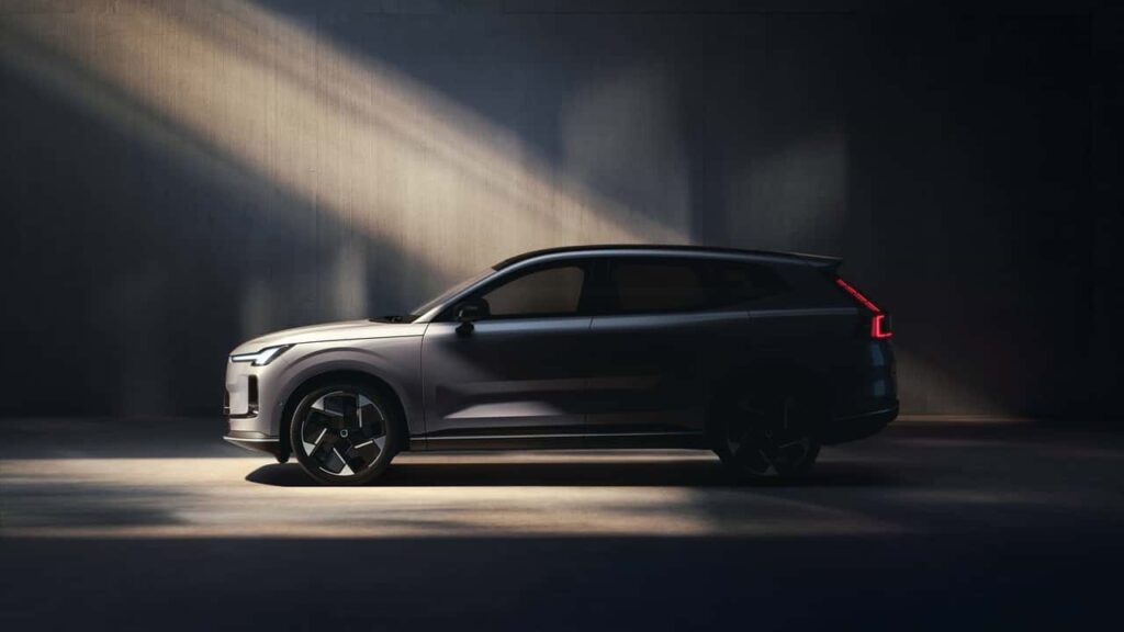 2026-volvo-xc70-teaser.jpg