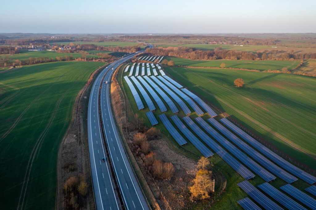 photovoltaik-solarenergie-autobahn-shutterstock_2114058941.jpg