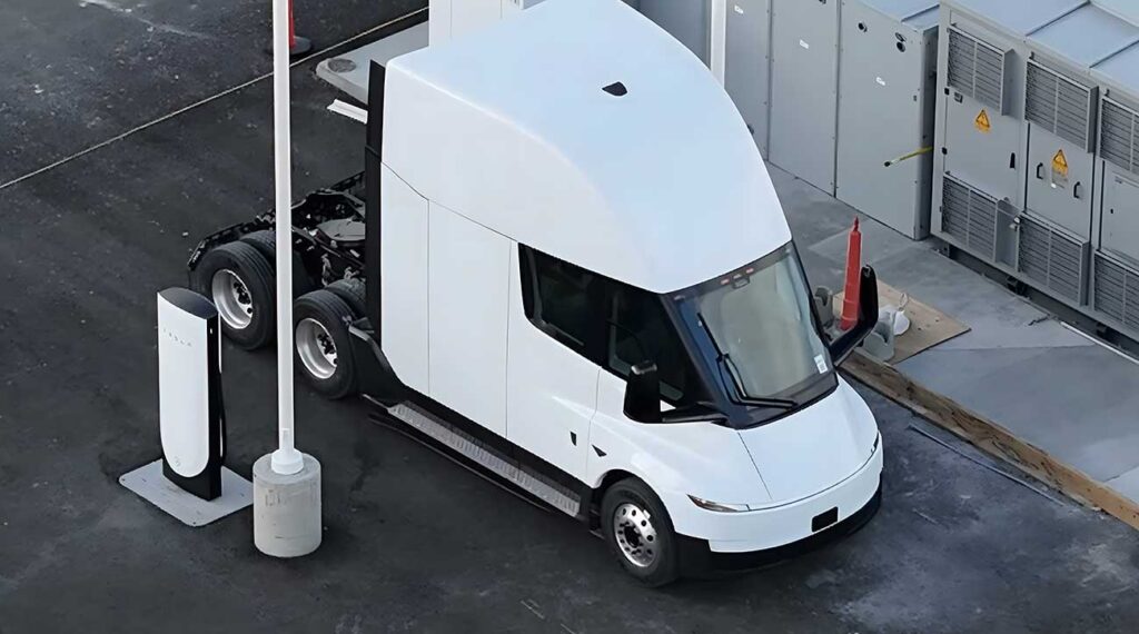 До 1,2 МВт... новый Tesla Semi подтверждает свою впечатляющую мощность зарядки 1 1767537988_new-tesla-semi-charging.jpg