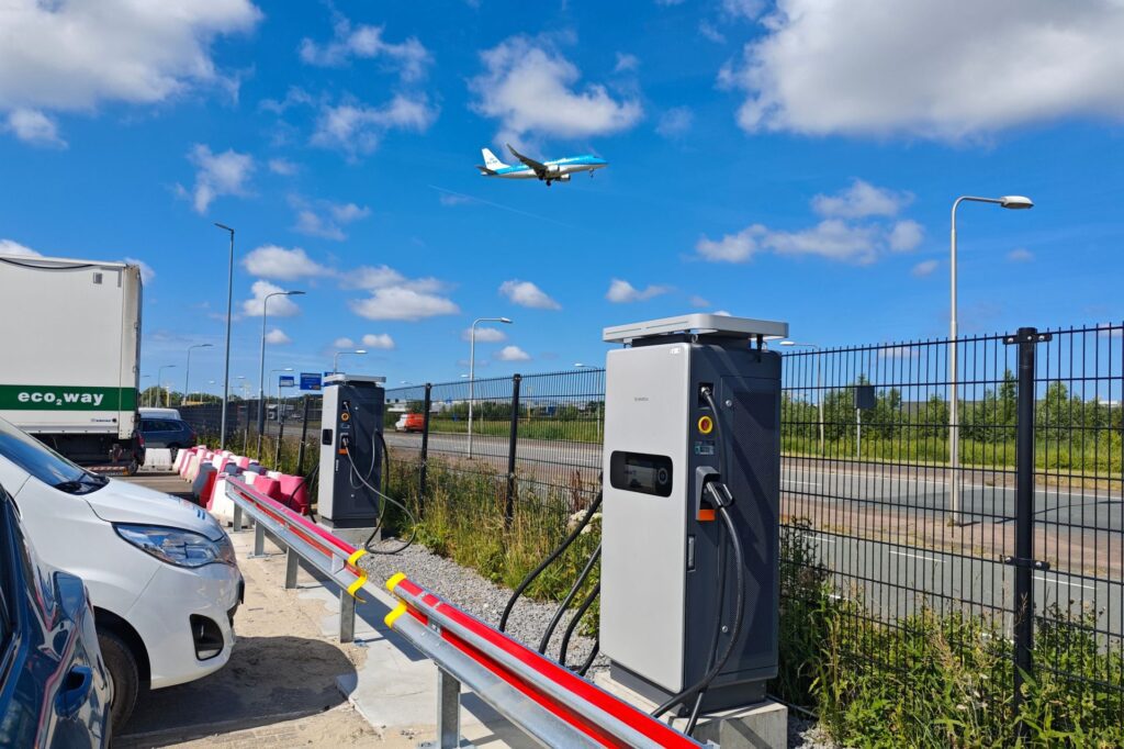 sungrow-ladeprojekt-flughafen-amsterdam.jpg