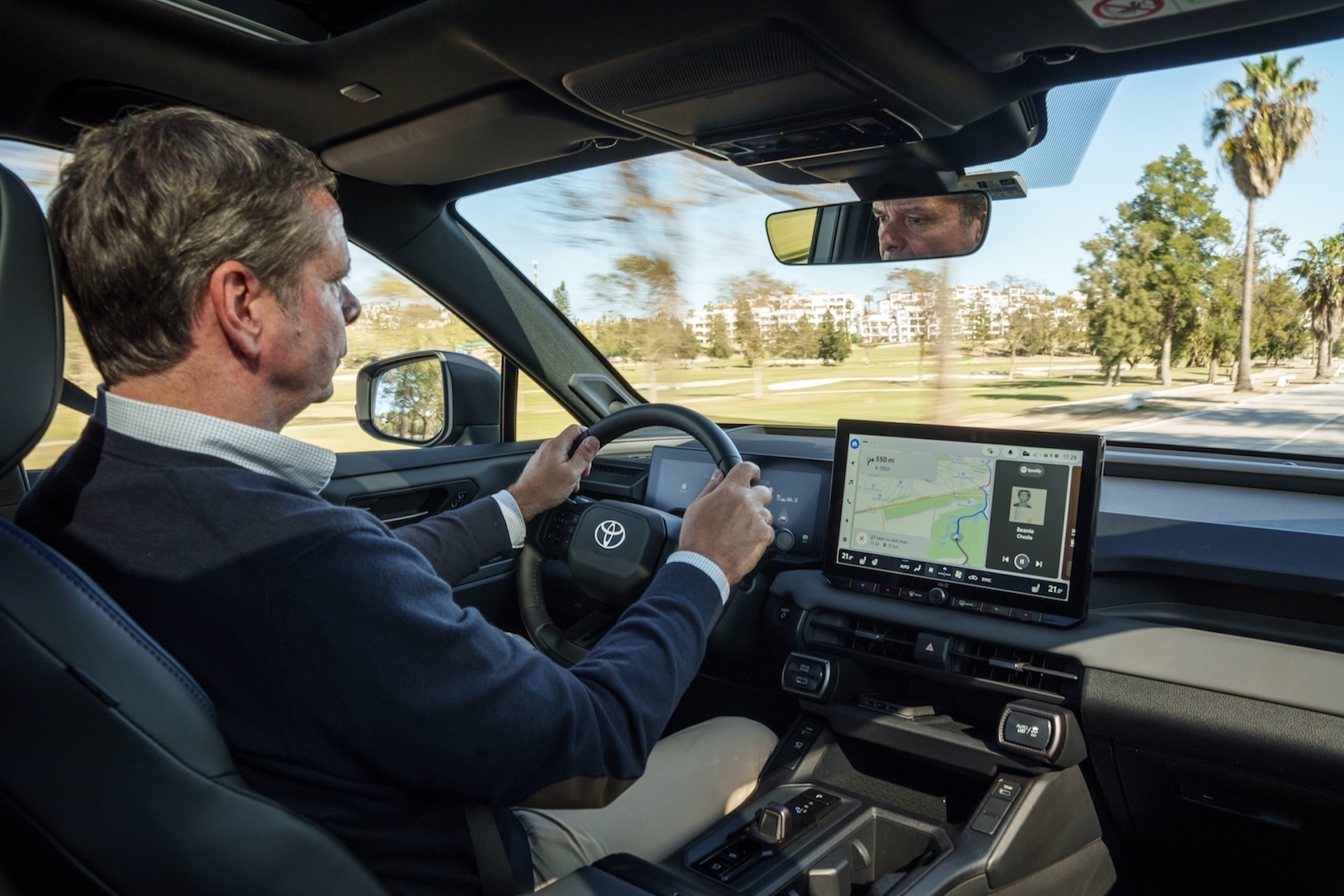 Плагин-гибрид Toyota RAV4 на тесте: снова в гонке 1 Toyota RAV4 Test Cockpit