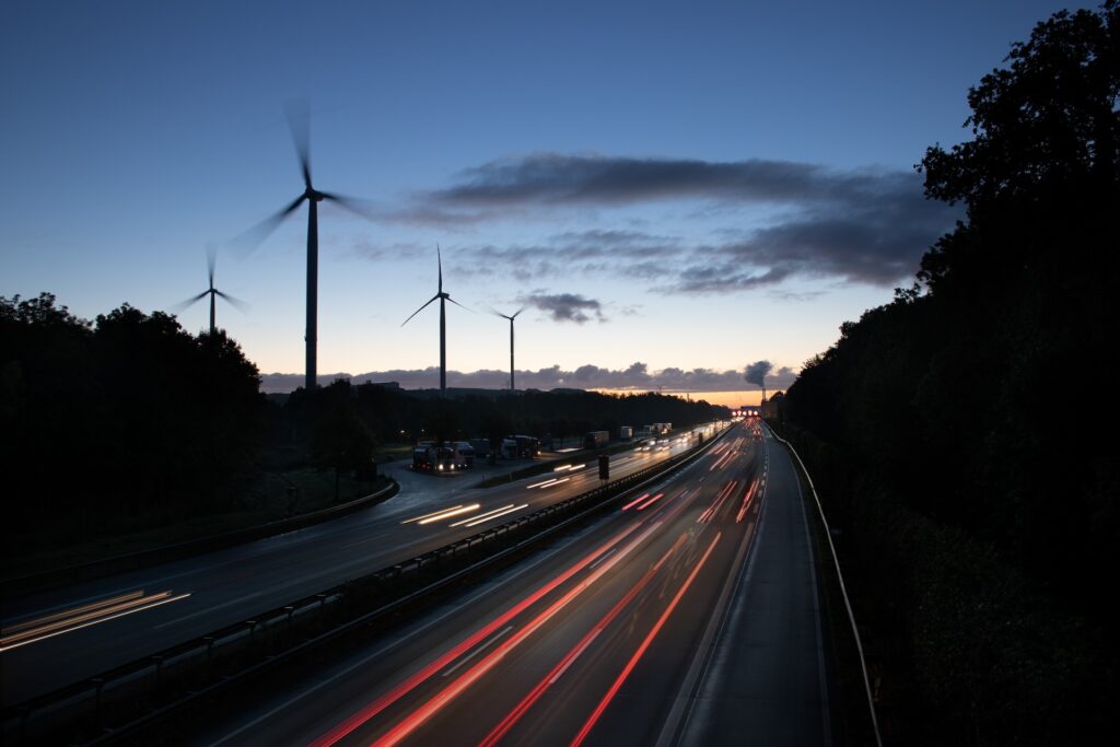 autos-autobahn-oekobilanz-e-auto-mobilitaet-shutterstock_1844224687.jpg