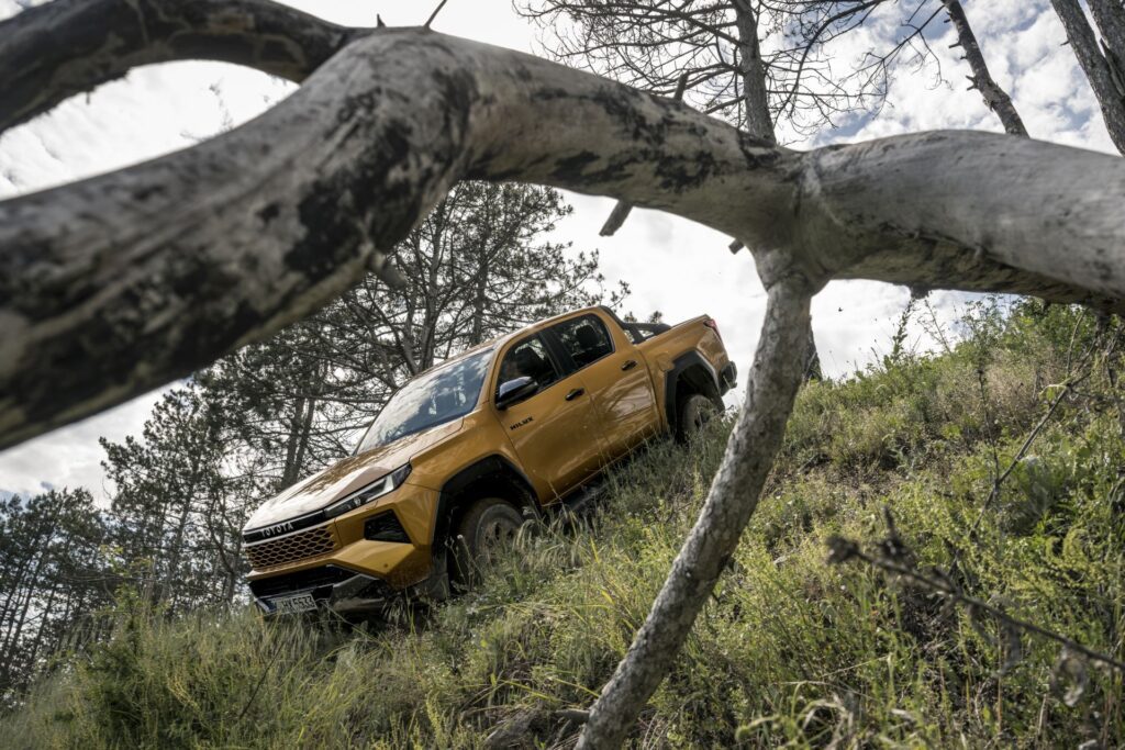 95299 2026hilux hybrid 48vinvinciblesulphur yellowdynamic045.jpg