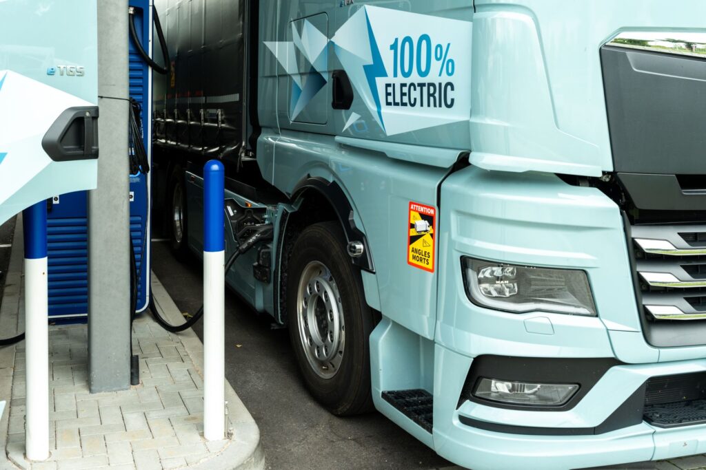 elektro-lkw-depot-laden-logistik-shutterstock_2665302463.jpg