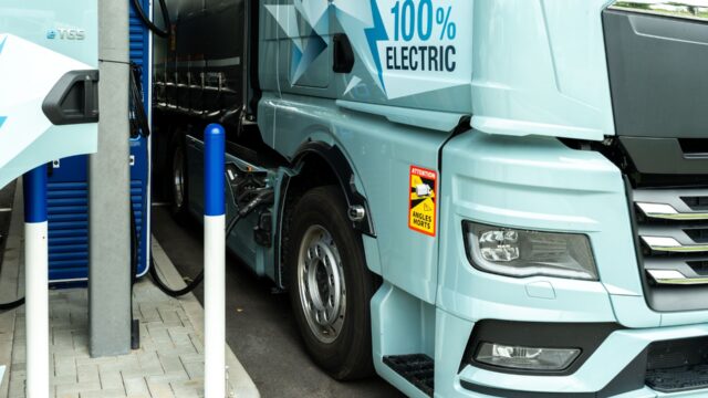 elektro-lkw-depot-laden-logistik-shutterstock_2665302463.jpg