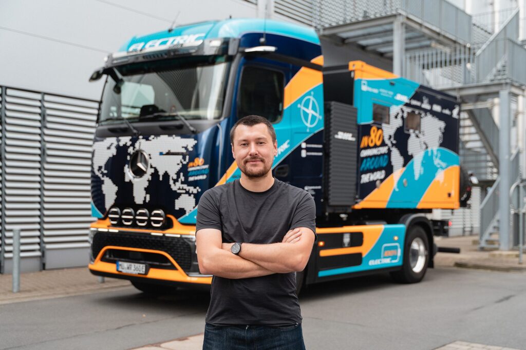 Заряженные электромобили | Elektrotrucker отправляется в кругосветное путешествие на электрогрузовике Mercedes eActros 600 1 elektrotrucker-sets-off-to-circumnavigate-the-globe-in-a-mercedes-eactros-600-electric-truck.jpg