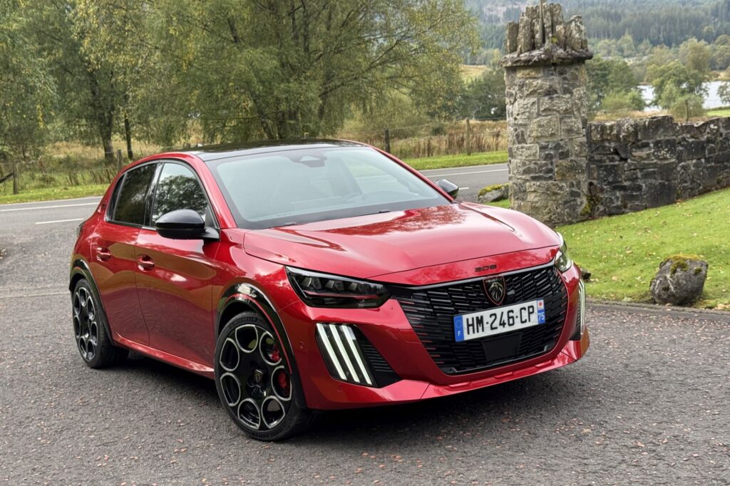 Peugeot E-208 GTi: электрический грабитель углов с гордой ценой 1 peugeot-e-208-gti-fahrbericht-erfahrungen-8.jpg