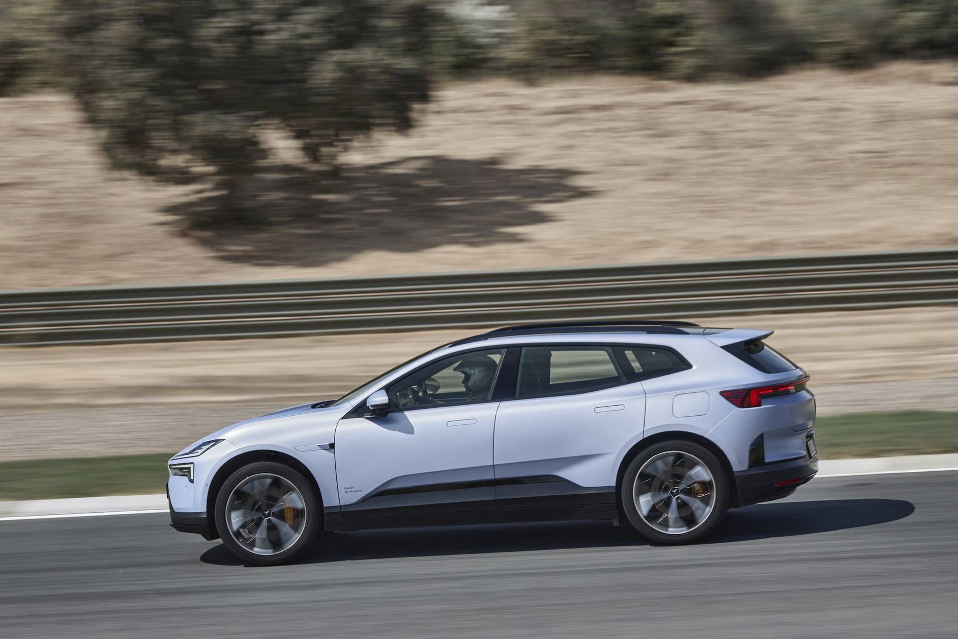 Вот как внедорожник Polestar 4 ездит по гоночной трассе 3 Polestar 4 SUV 7