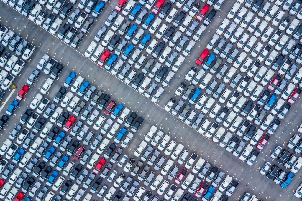 autos-zulassungen-parkplatz-shutterstock_712118755.jpg